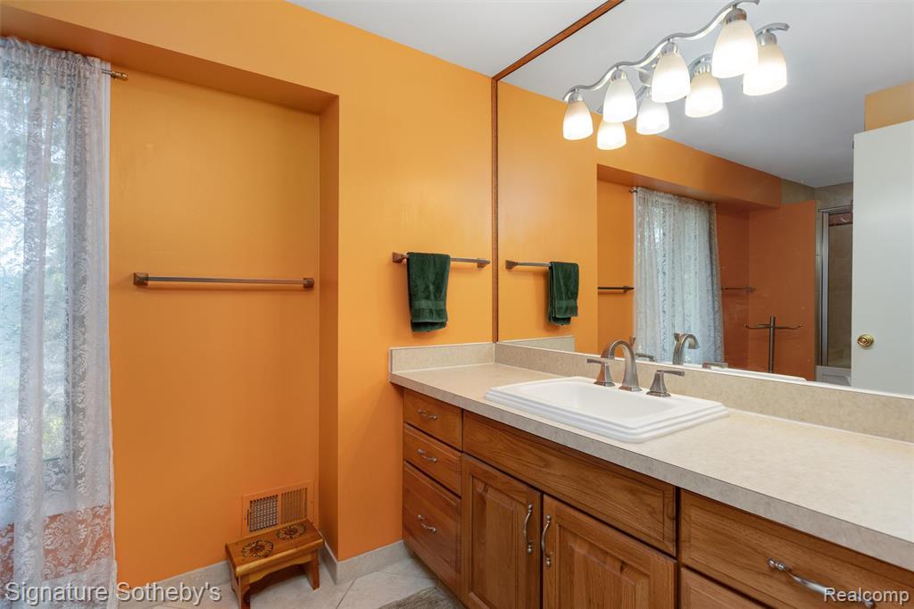 5160 Greenbriar Drive, West Bloomfield, MI 48323 — Photo 20