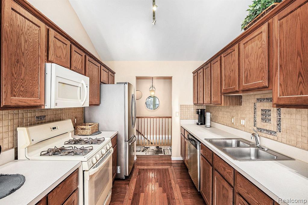 978 WATER VIEW Lane, Fenton, MI 48430 — Photo 6