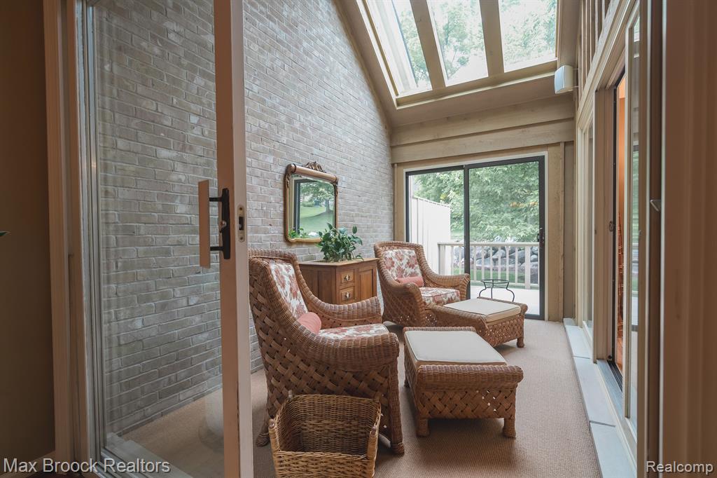 2426 HICKORY GLEN Drive, Bloomfield Hills, MI 48304 — Photo 12