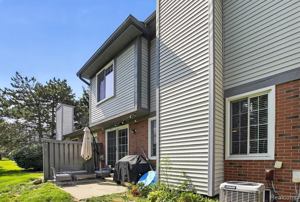 532 Winwood Circle, Walled Lake, MI 48390 — Photo 32