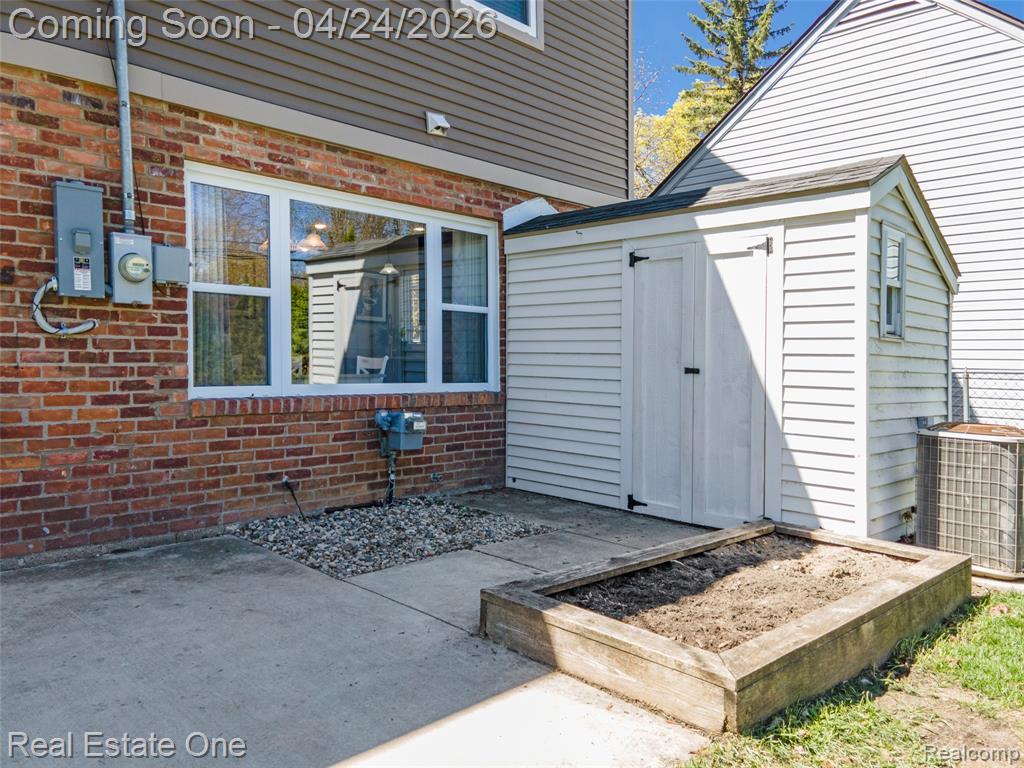 1963 Beverly Street, Sylvan Lake, MI 48320 — Photo 9