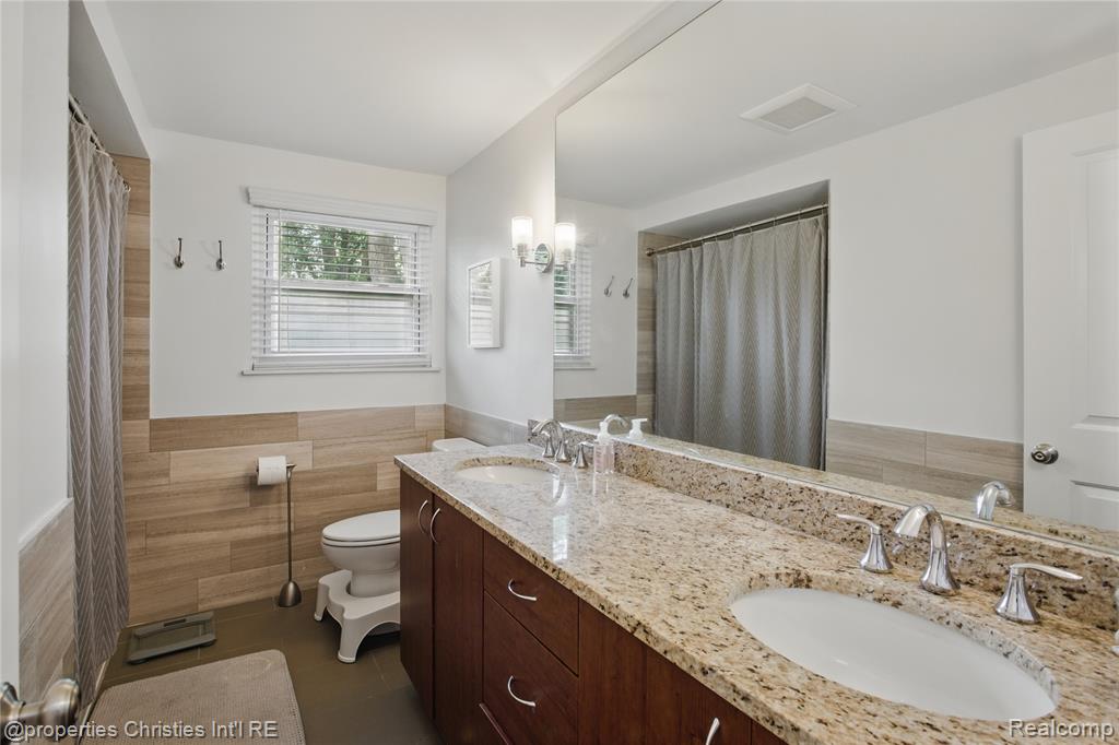 6821 Tamerlane Drive, West Bloomfield, MI — Photo 20