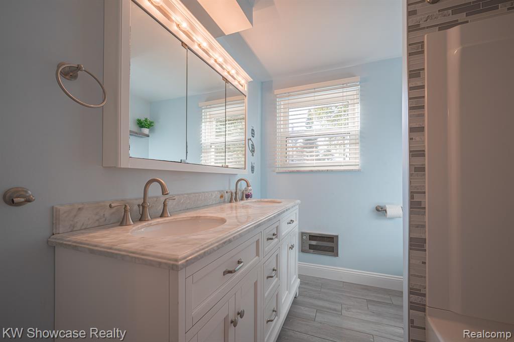 8621 OAKSIDE Avenue, Commerce Twp, MI 48382 — Photo 12