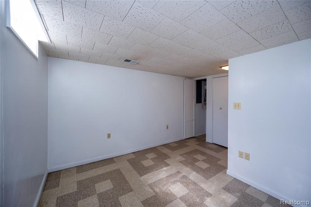 5646 Cambourne Street, Dearborn Heights, MI 48127 — Photo 36
