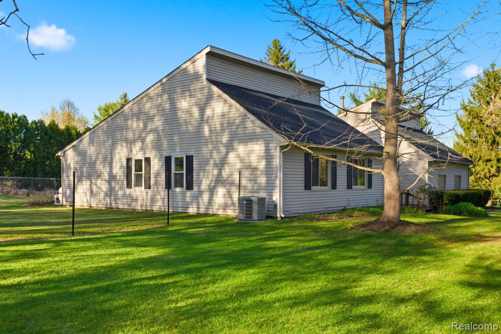 2411 Wixom Trail, Milford, MI 48381 — Photo 4