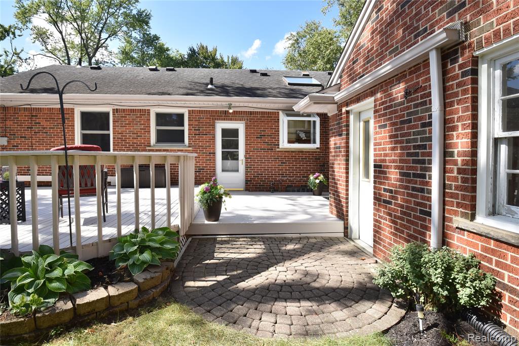 18146 Riverside Drive, Beverly Hills, MI 48025 — Photo 33