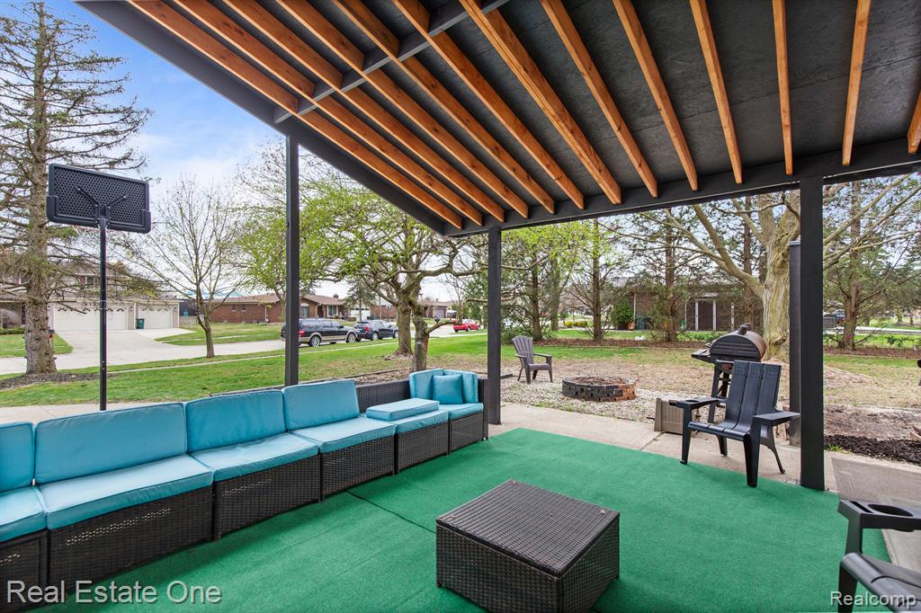 5251 WINCHESTER Drive, Troy, MI 48085 — Photo 42