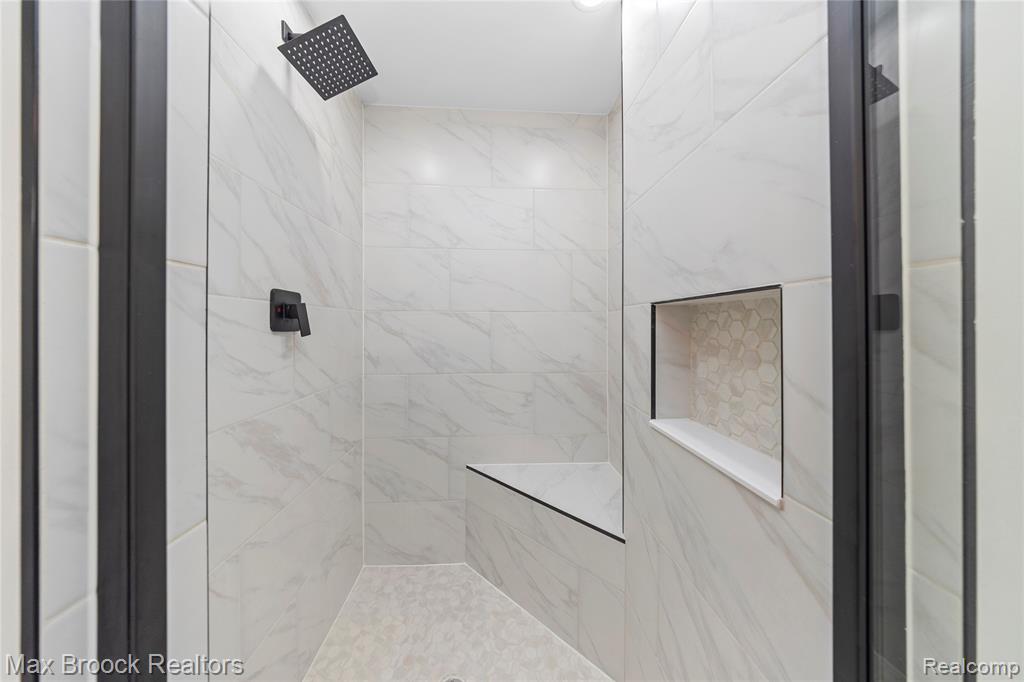 7219 Oakwood Drive, West Bloomfield, MI — Photo 53