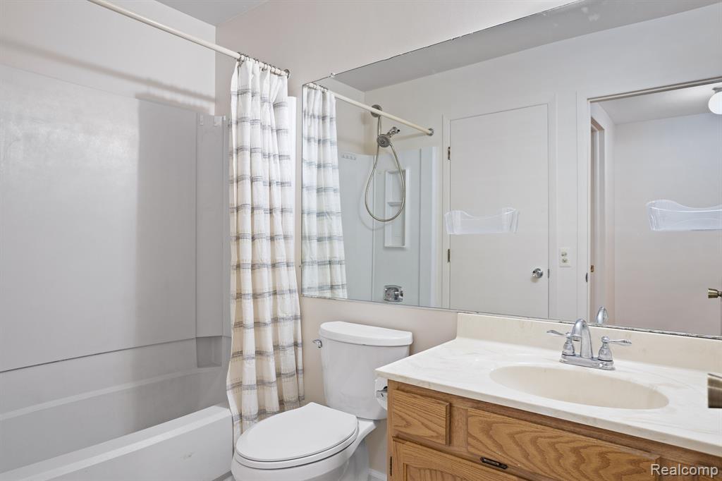 381 NEPTUNE Drive, Walled Lake, MI 48390 — Photo 17