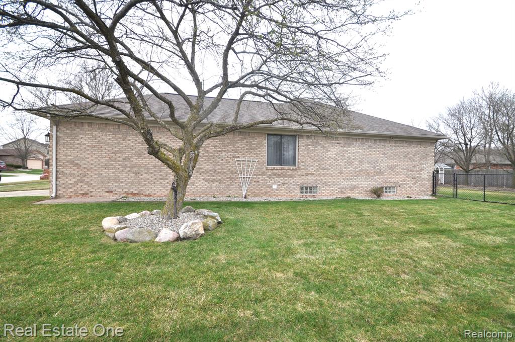 46654 SPRINGHILL Drive, Utica, MI 48317 — Photo 36