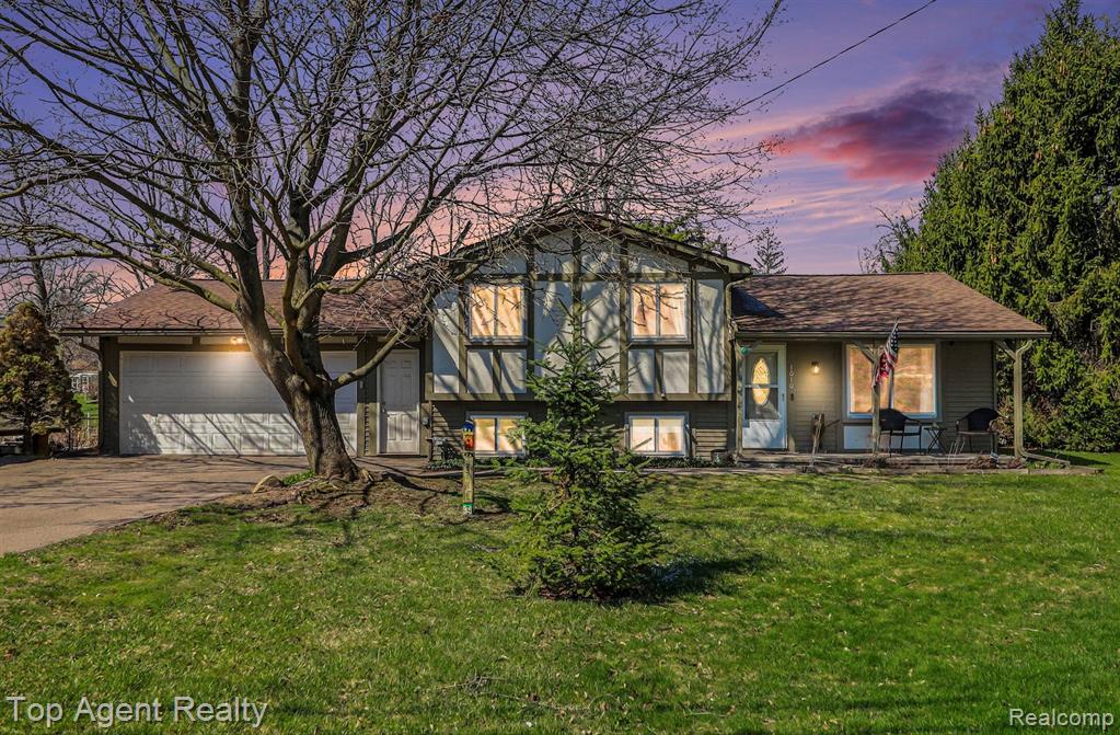 1010 Pelham Boulevard, Waterford, MI 48328 — front exterior