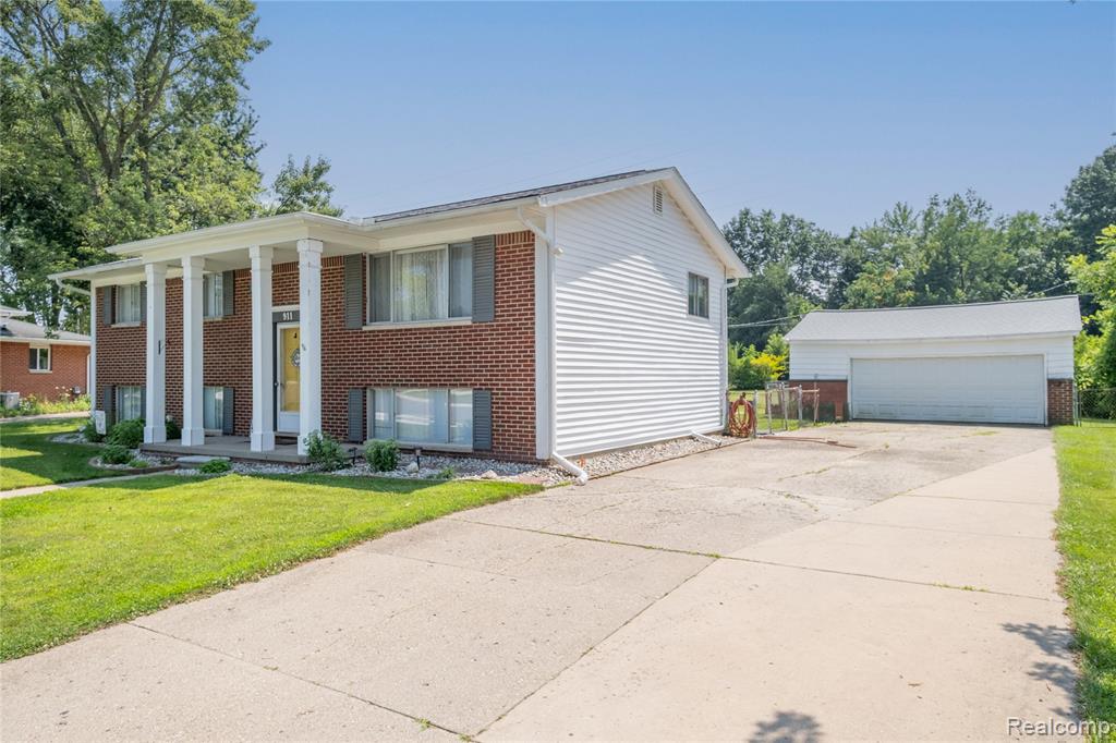 911 Worchester Drive, Fenton, MI 48430 — Photo 2