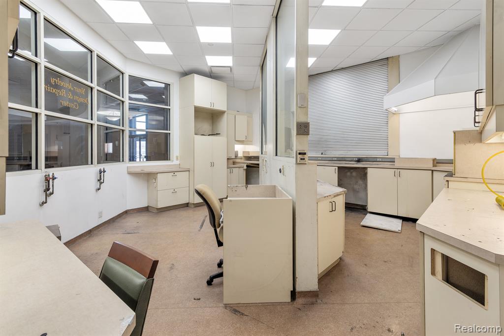 451 W 14 MILE Road, Madison Heights, MI 48071 — Photo 16