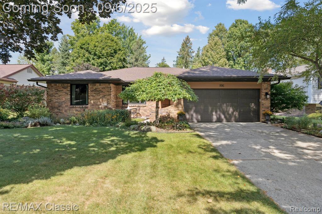 806 Abbey Lane, Milford, MI 48381 — front exterior