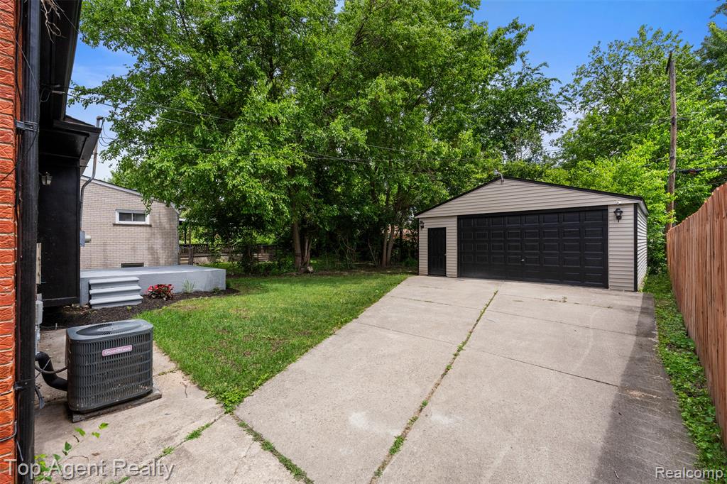 24300 Seneca Street, Oak Park, MI 48237 — Photo 40