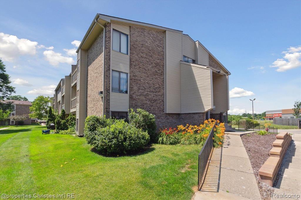30475 W 14 MILE Road, 95, Farmington Hills, MI 48334 — Photo 2