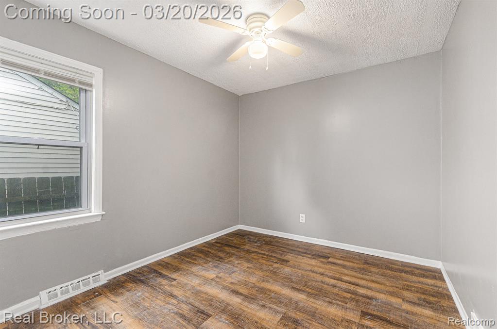 18565 Kenosha Street, Harper Woods, MI 48225 — Photo 7