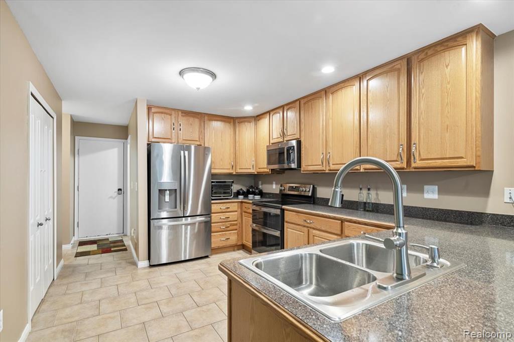 17452 Ava Court, New Boston, MI 48164 — Photo 4