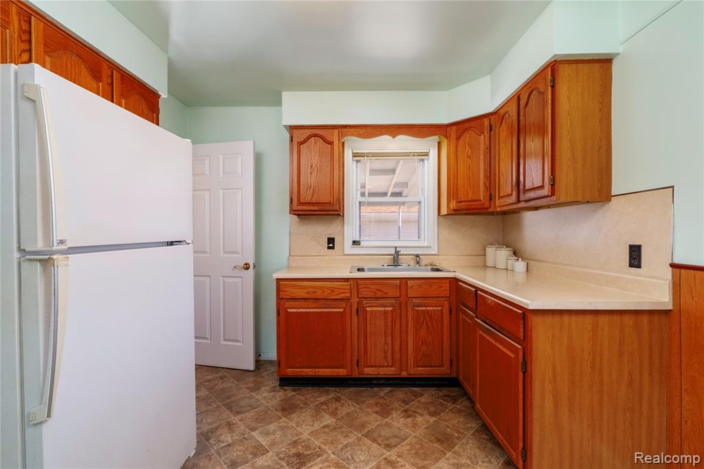 9042 Harrison Street, Livonia, MI 48150 — Photo 11