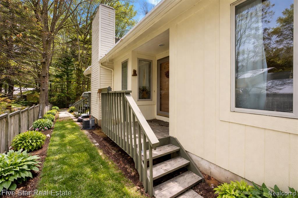 6586 Pontiac Lake Road, 1, Waterford, MI 48327 — Photo 3