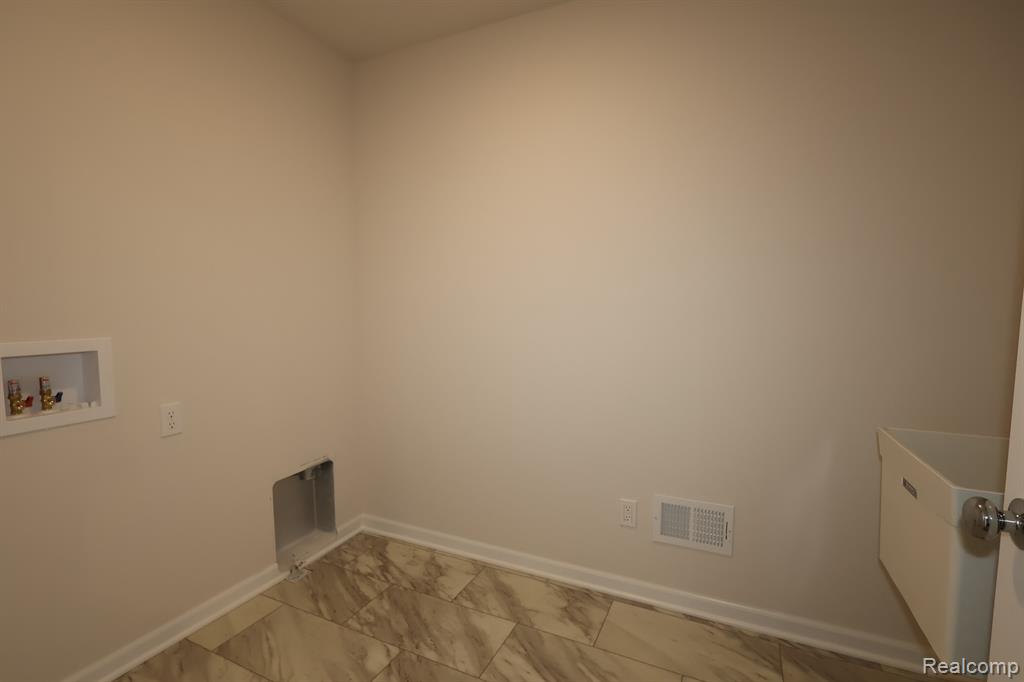410 Hidden River W, Holly, MI 48442 — Photo 18