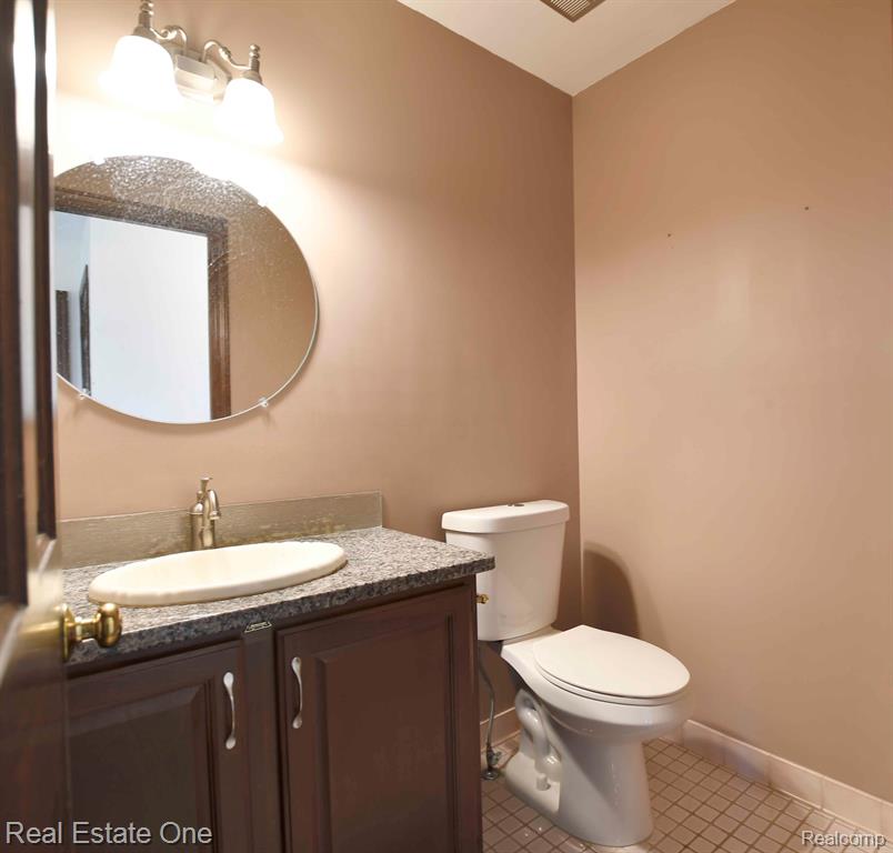 685 ESSEX Drive, Rochester Hills, MI 48307 — Photo 16