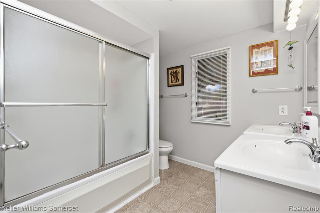 447 Antoinette Drive, Rochester Hills, MI 48309 — Photo 55
