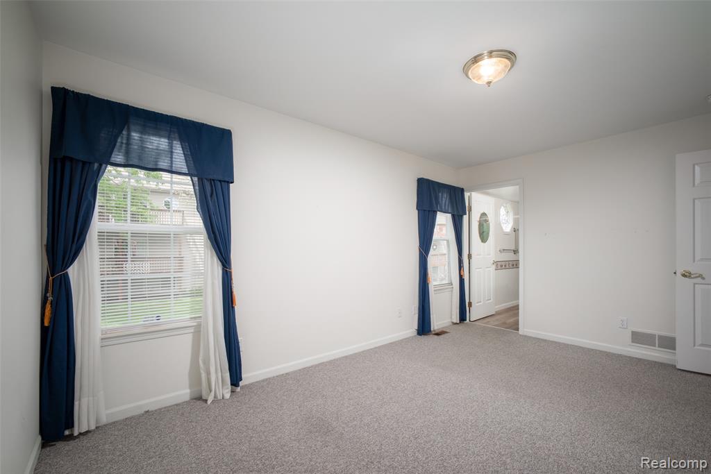5026 Harbor Oak Drive, Waterford, MI 48329 — Photo 12