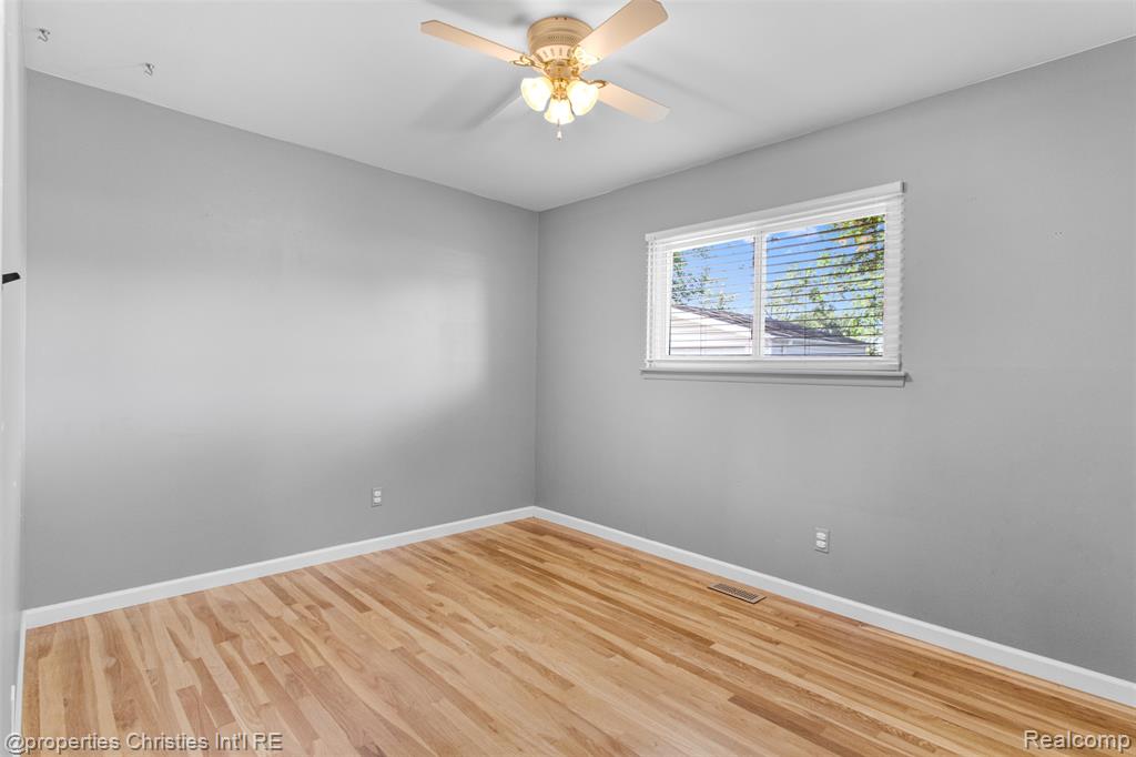 8439 Doncaster Drive, Sterling Heights, MI 48312 — Photo 17