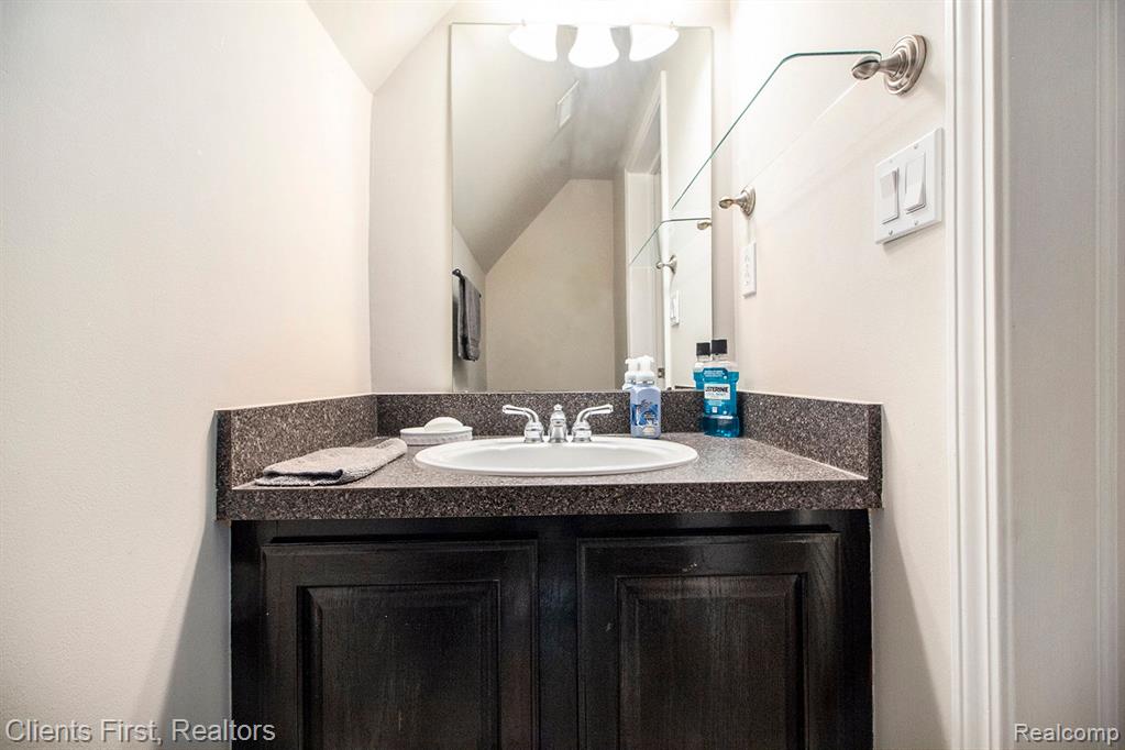 16870 FARMINGTON Road, Livonia, MI 48154 — Photo 14