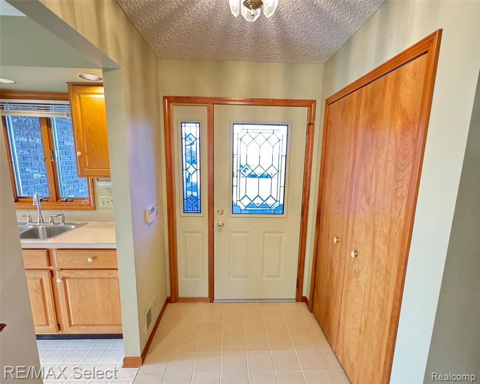 6011 Oak Creek Drive, Swartz Creek, MI 48473 — Photo 6
