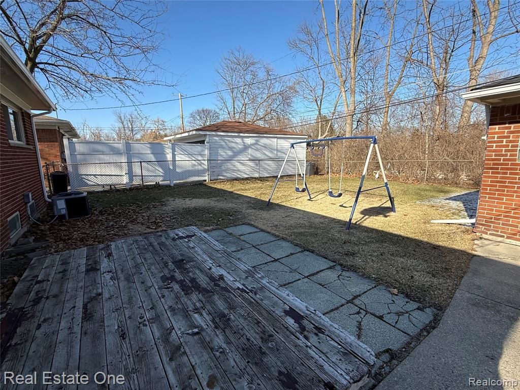 8064 WHITEFIELD Street, Dearborn Heights, MI 48127 — Photo 15