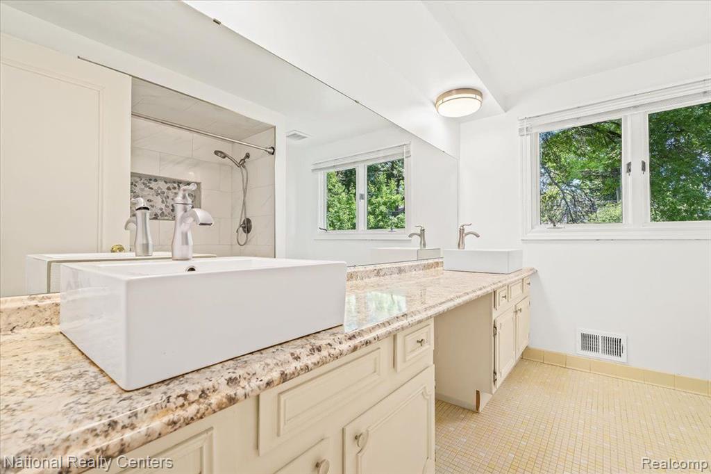 4258 WESTOVER Drive, West Bloomfield, MI 48323 — Photo 46