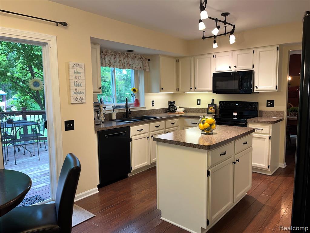 560 Thornridge Drive, Rochester Hills, MI 48307 — Photo 9