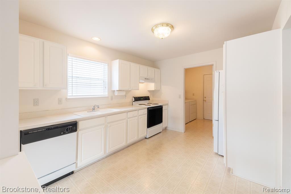 265 SHORE BROOK Lane, Walled Lake, MI 48390 — Photo 10