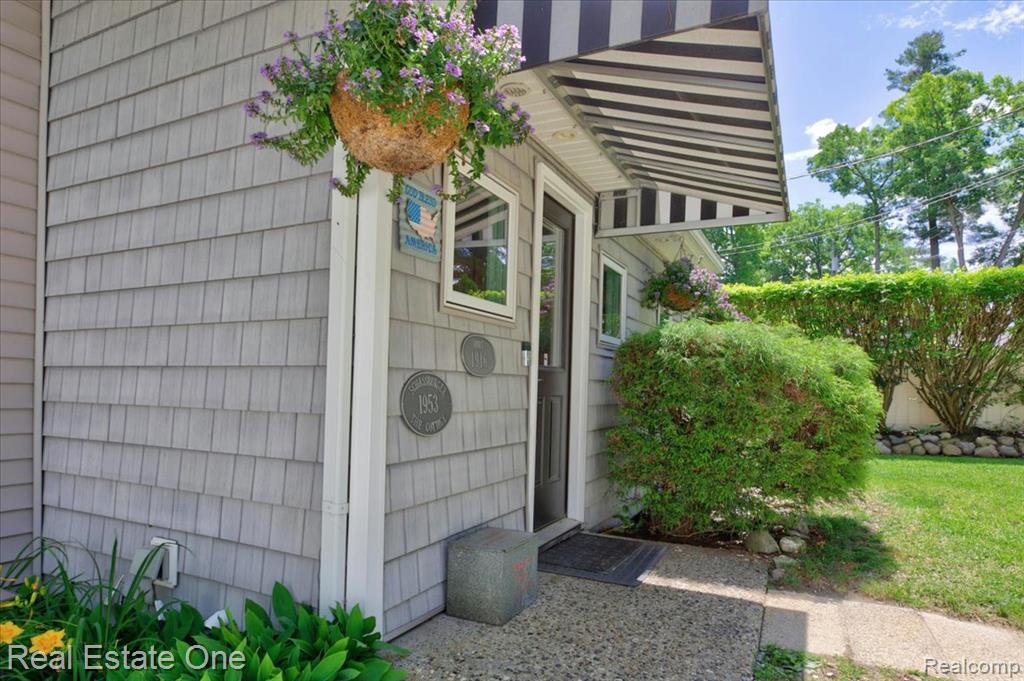 836 Pine Tree Road W, Lake Orion, MI 48362 — Photo 3