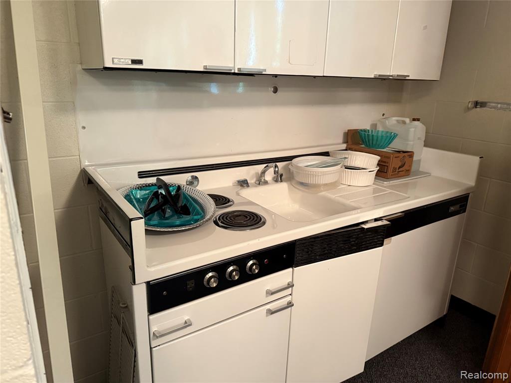 5000 5000 Pelham Rd Road, Dearborn Heights, MI 48125 — Photo 8