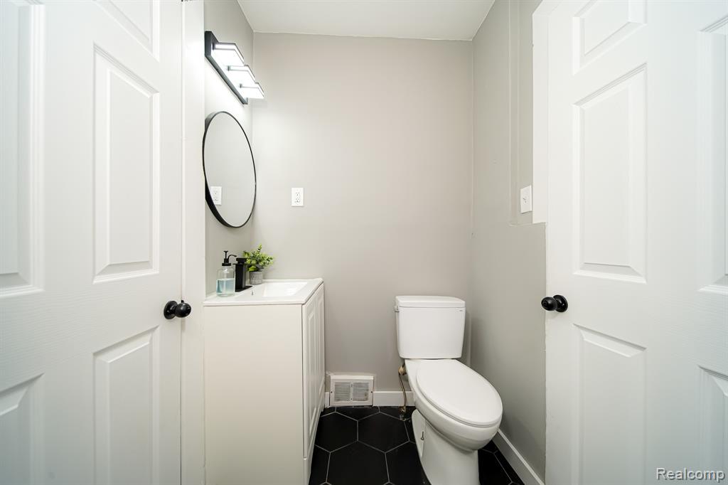 74 W BERNHARD Avenue, Hazel Park, MI 48030 — Photo 32