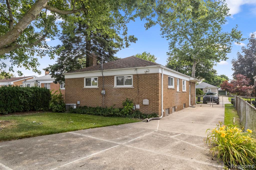 8708 HURON Street, Taylor, MI 48180 — Photo 35