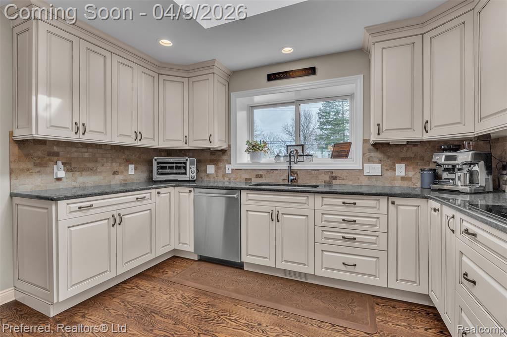 4869 Motorway Drive, Waterford, MI 48328 — Photo 10