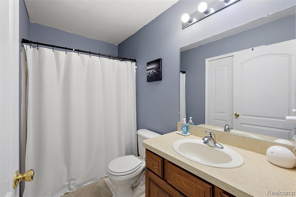 19208 W 11 Mile Road, Lathrup Village, MI 48076 — Photo 38