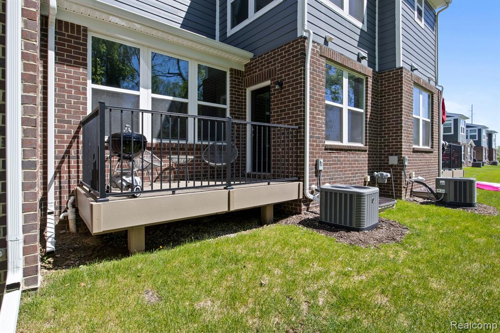 39985 PREMIER Drive, Plymouth, MI 48170 — Photo 31