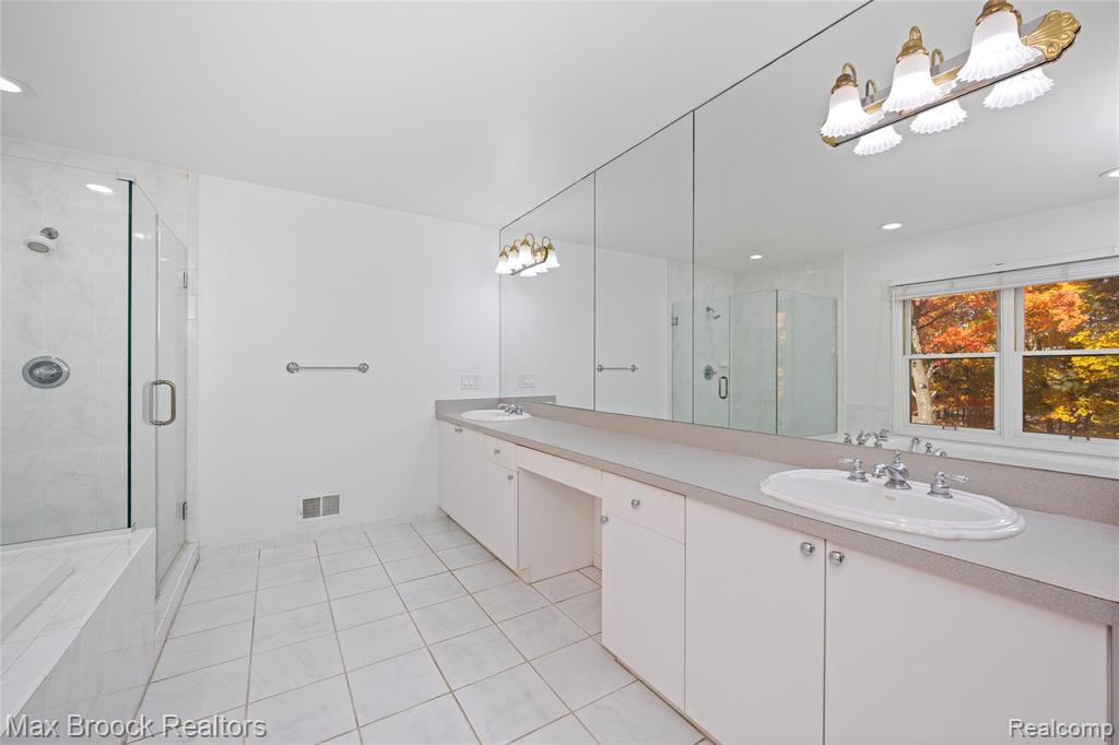 6986 Crosswell Drive, West Bloomfield, MI — Photo 42