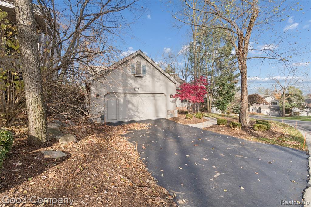 5104 Woodcliff Hill Road W, West Bloomfield, MI 48323 — Photo 4