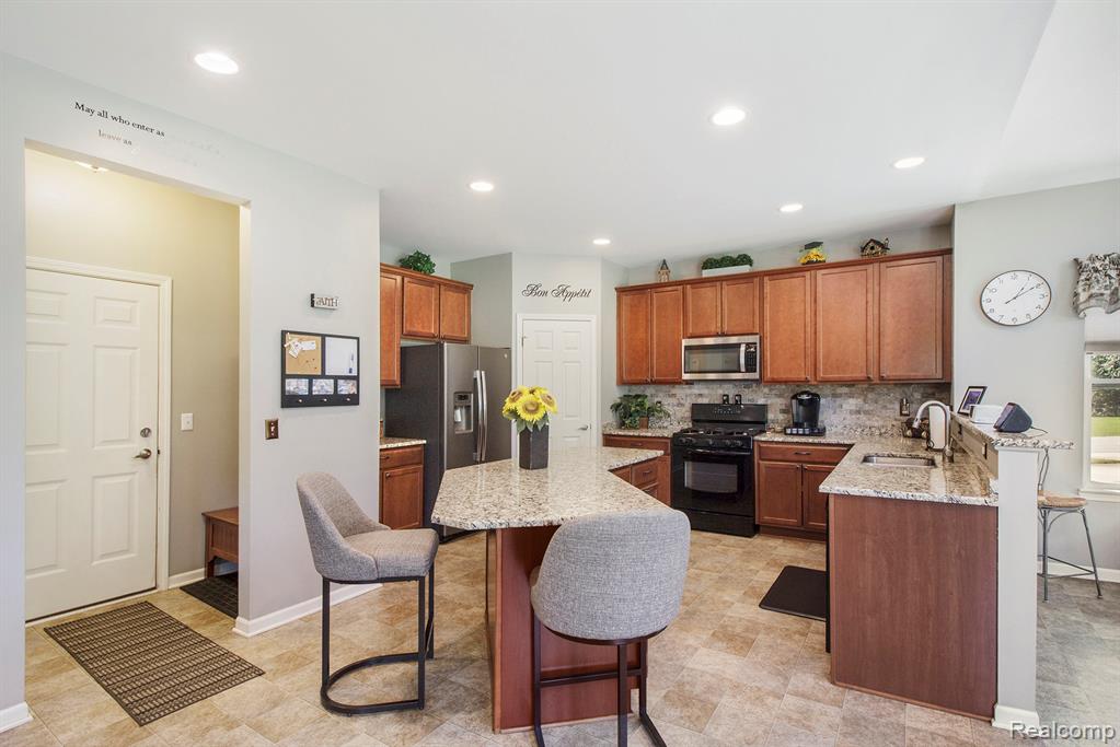8433 Thorn Hill Drive, Howell, MI 48843 — Photo 5