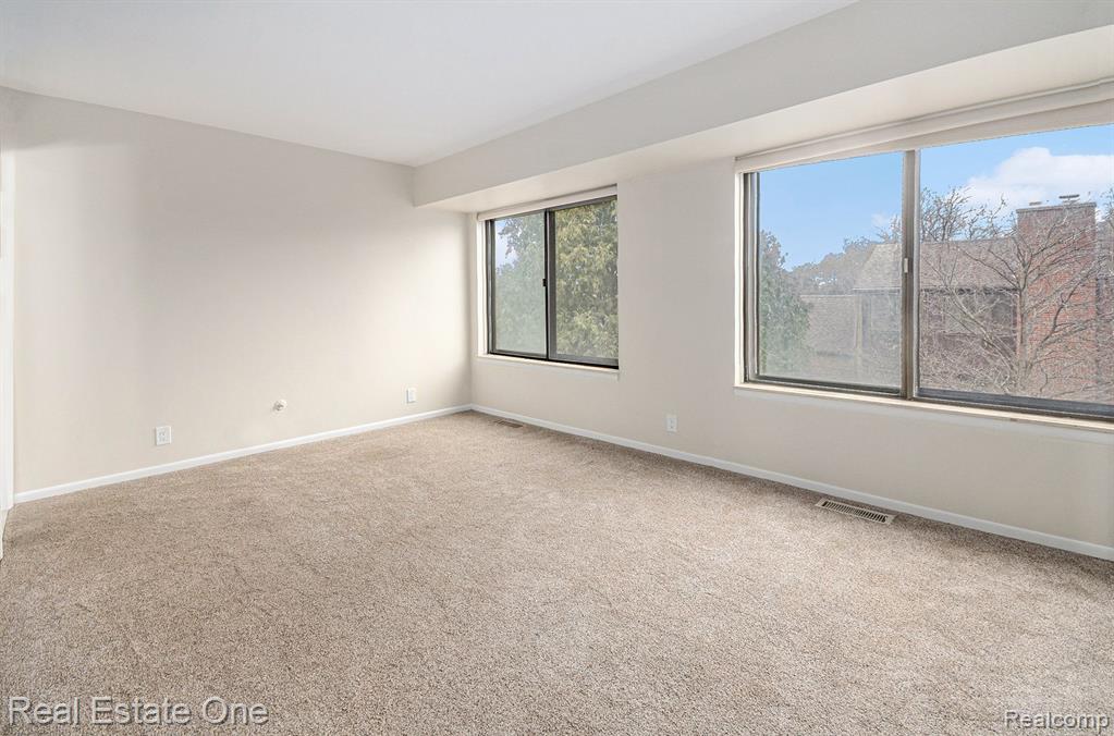 3092 LINDENWOOD Drive, Dearborn, MI 48120 — Photo 9