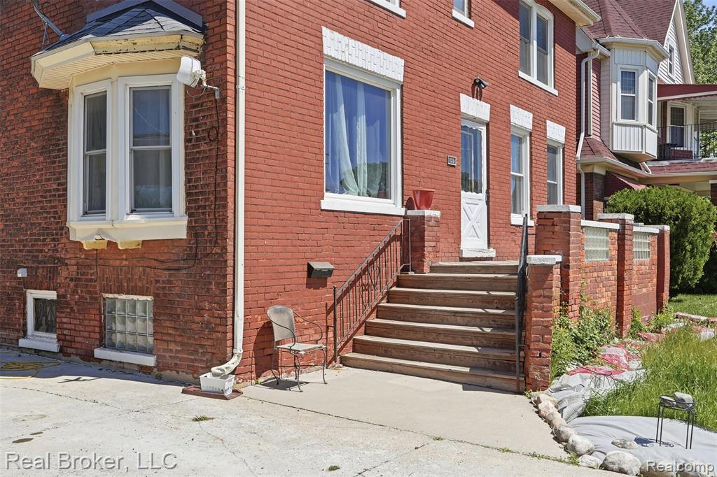 137 Trowbridge Street - Photo 3