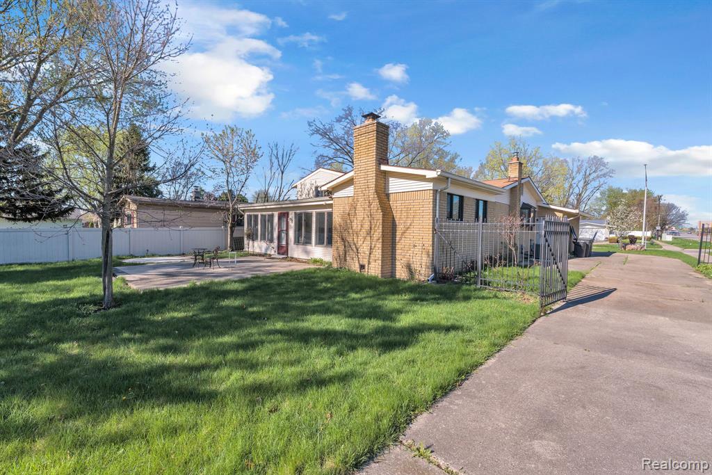 9498 Bassett Street, Livonia, MI 48150 — Photo 38