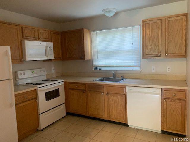 5741 Parview, Clarkston, MI — Photo 2