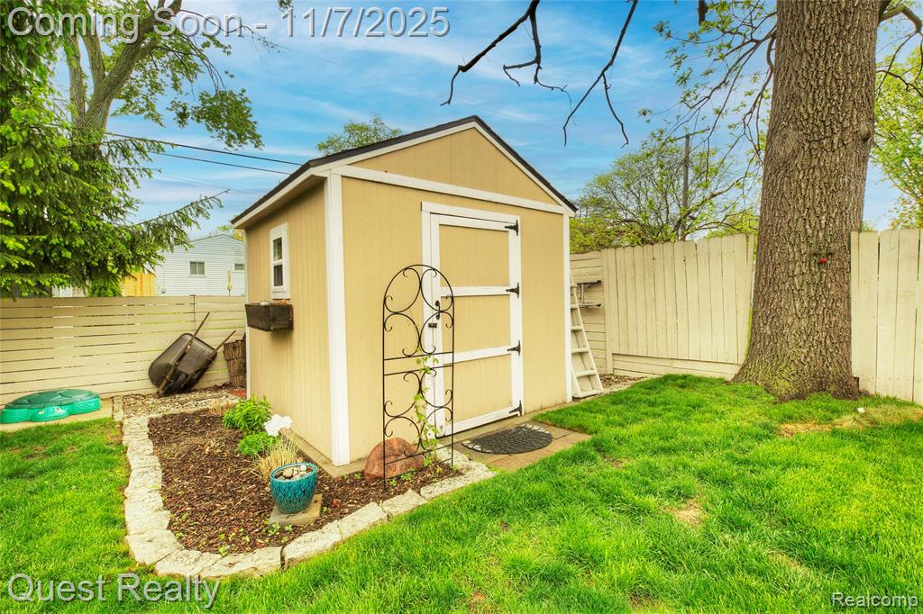 9013 Oporto Street, Livonia, MI 48150 — Photo 37